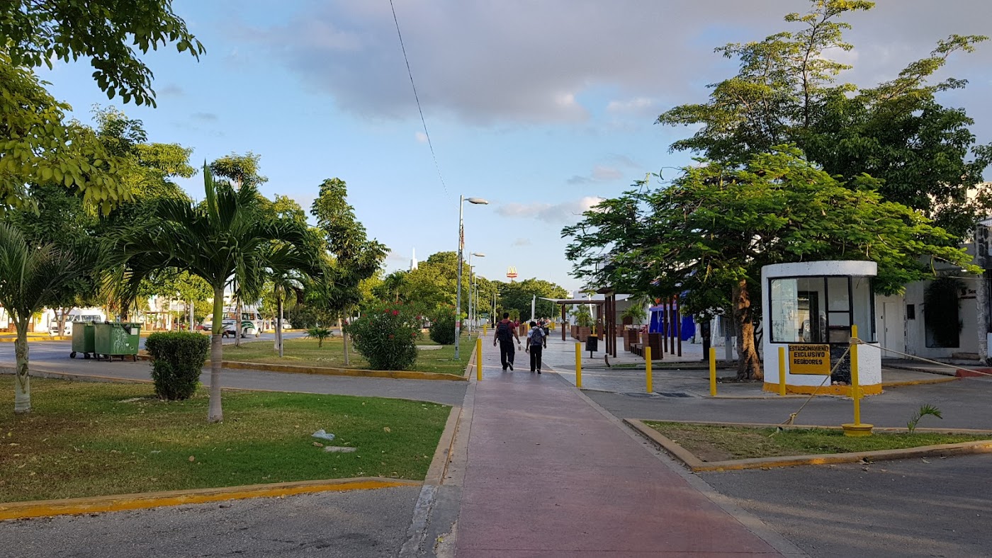 Pueblo de Tulum y Avenida Tulum, Tulum
